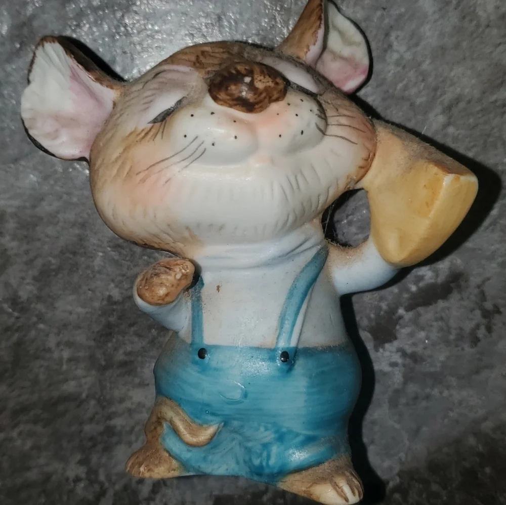 Vntg Homco 5601 Porcelain Figurine Mouse With Blue Suspenders Eating Cheese. Cut - Picture 3 of 4